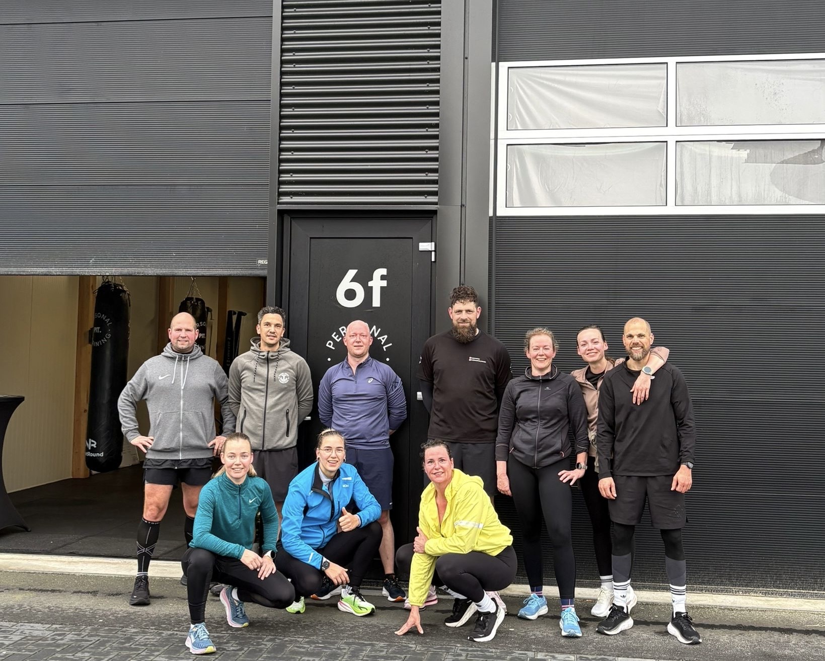 Groepsfoto van een JLX training binnen bij BASE.