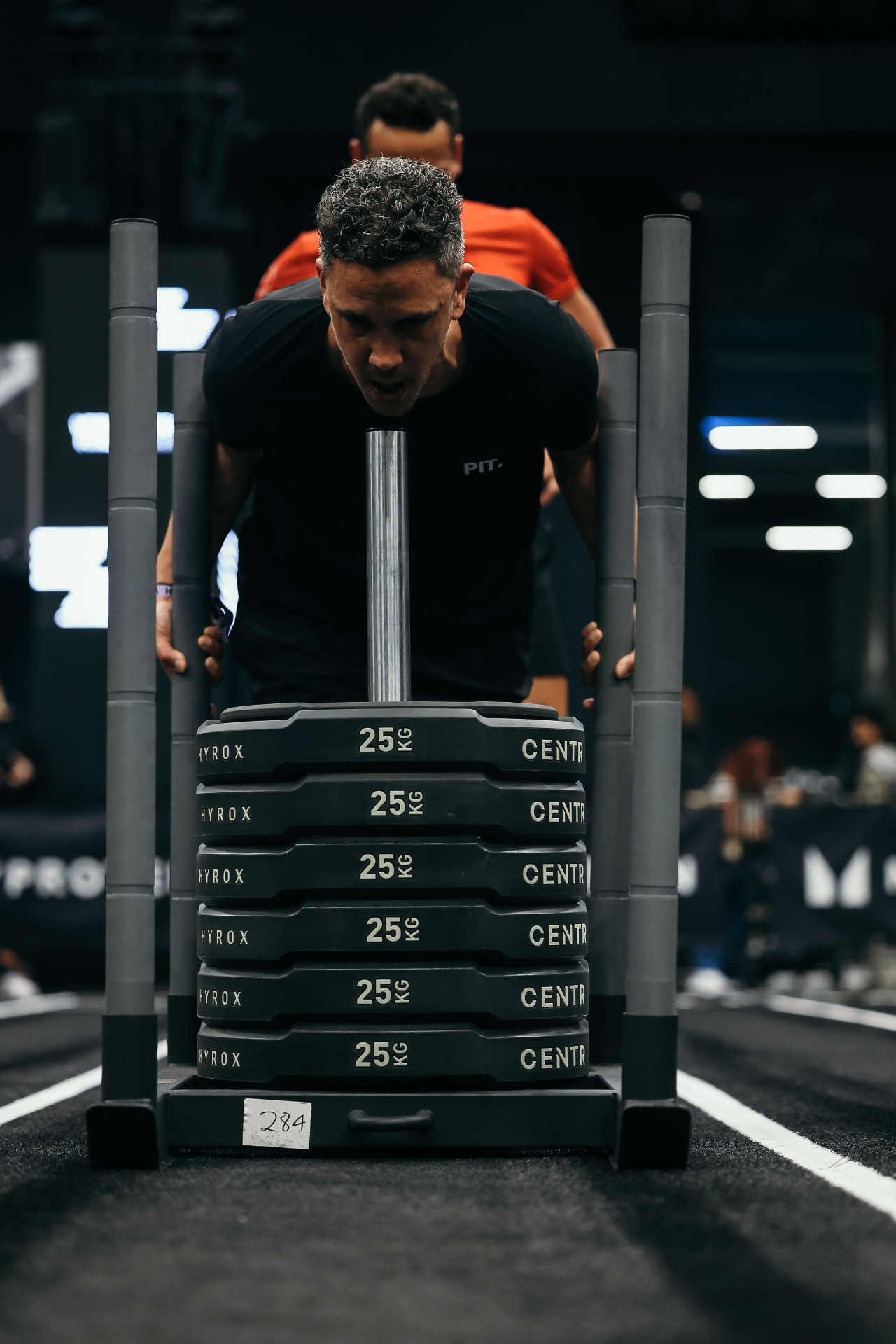 Jeffrey duwt de sled tijdens een HYROX wedstrijd