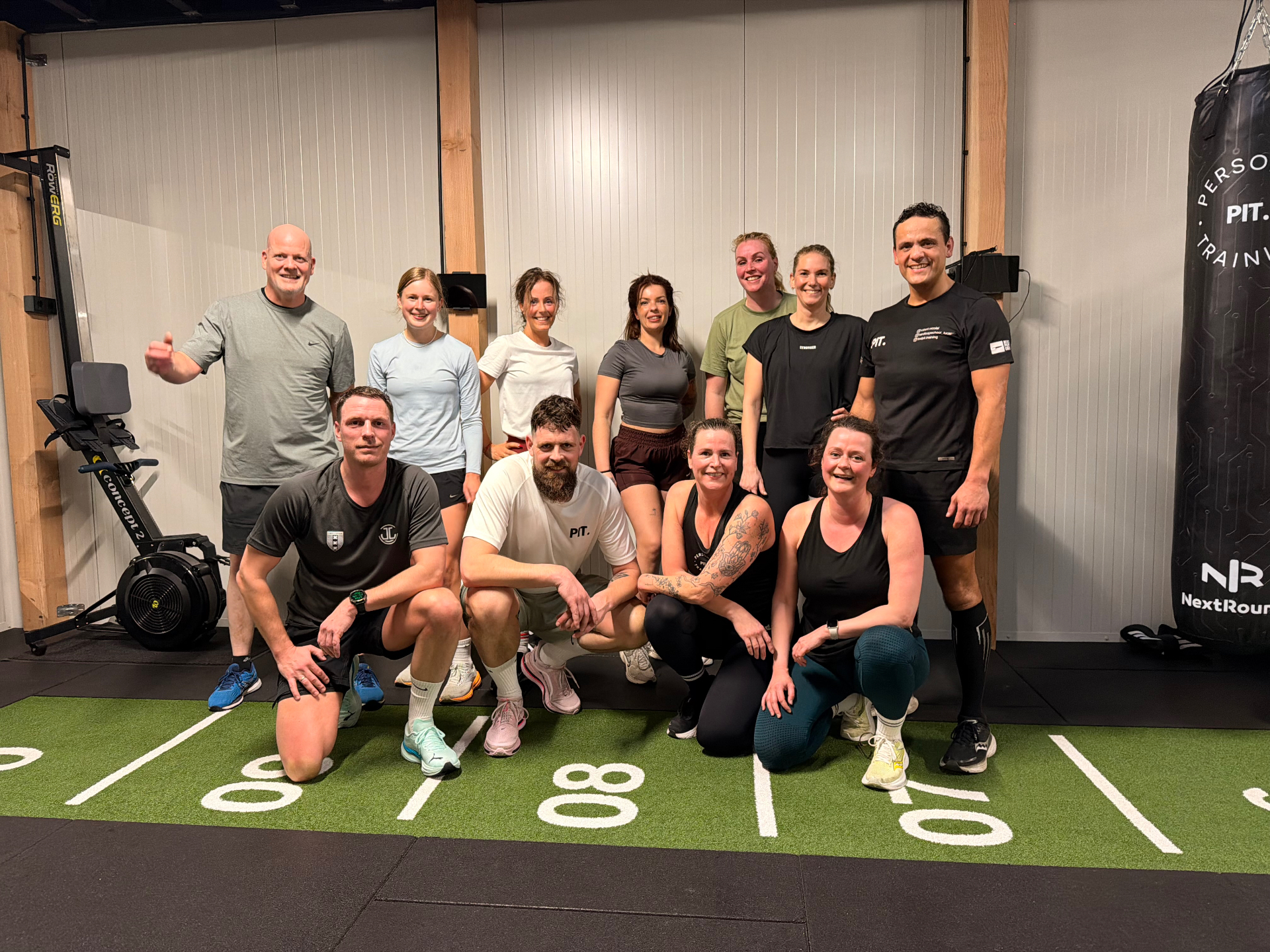 Kleine groep sporters tijdens een JLX HYROX sessie