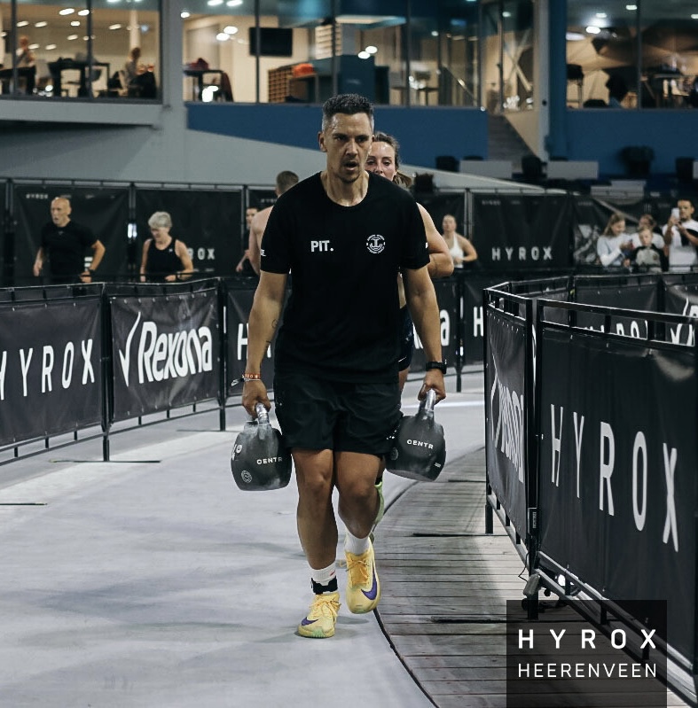 Jeffrey met kettlebells tijdens HYROX Heerenveen