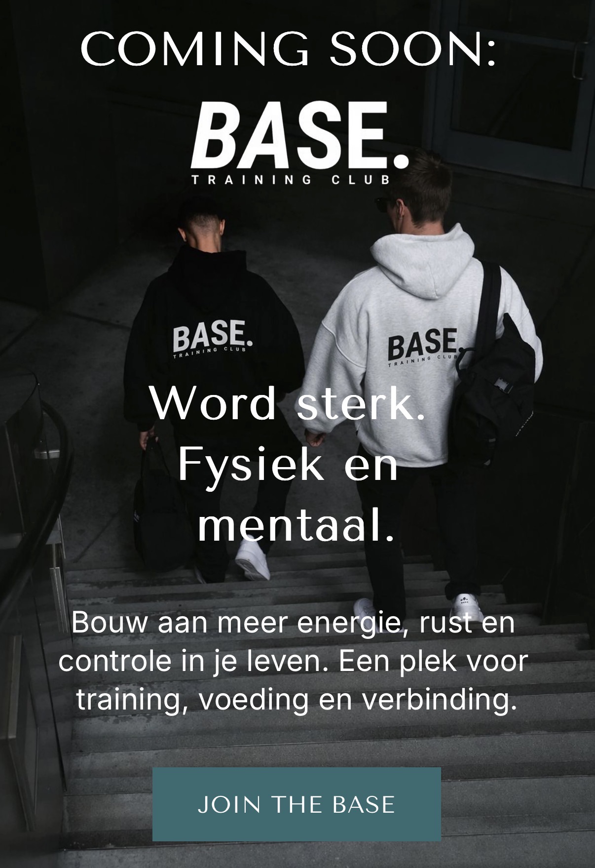 BASE Training Club — twee atleten in BASE hoodies op de trap